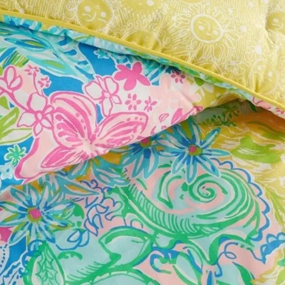 LILLY PULITZER Twin Comforter in Cheek to Cheek Floral Pattern with 1 Sham - Picture 4 of 6
